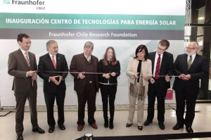 Die offizielle Einweihung des Fraunhofer Chile Research Center for Solar Energy Technologies (FCR-CSET) in Santiago de Chile: Dr. Andreas Häberle – Leiter des FCR-CSET, Alfonso Gómez – Executive President PUC Innovation Center, Prof. Dr. Eicke R. Weber – Leiter des Fraunhofer ISE, Jimena Jara – chilenische Vizeministerin für Energie, Marcela Angulo – Director of Innovation Capacities CORFO, Dr. Christian Gayoso – Leiter des Wirtschaftsreferats der Deutschen Botschaft und Wolfgang Schuch – Executive Director Fraunhofer Chile Research (v.l.n.r). ©Fraunhofer Chile