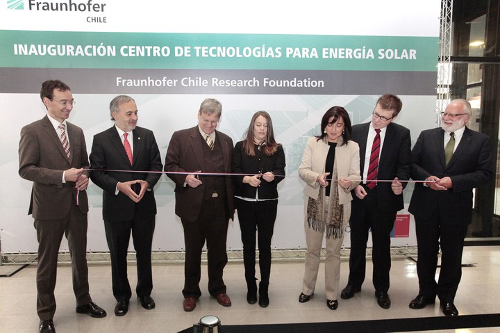 Die offizielle Einweihung des Fraunhofer Chile Research Center for Solar Energy Technologies (FCR-CSET) in Santiago de Chile: Dr. Andreas Häberle – Leiter des FCR-CSET, Alfonso Gómez – Executive President PUC Innovation Center, Prof. Dr. Eicke R. Weber – Leiter des Fraunhofer ISE, Jimena Jara – chilenische Vizeministerin für Energie, Marcela Angulo – Director of Innovation Capacities CORFO, Dr. Christian Gayoso – Leiter des Wirtschaftsreferats der Deutschen Botschaft und Wolfgang Schuch – Executive Director Fraunhofer Chile Research (v.l.n.r). ©Fraunhofer Chile