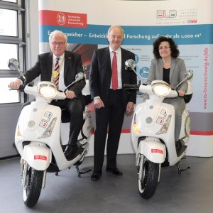 Elektroroller als Einsatzfeld: TU-Präsident Prof. Jürgen Hesselbach, BLB-Sprecher Prof. Arno Kwade und die Nieders. Ministerin für Wissenschaft und Kultur, Dr. Gabriele Heinen-Kljajić (von links). / Pressebild: TU Braunschweig, frei zur Veröffentlichung bei Nennung der Quelle