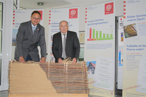 Exponat "Energiesparwand aus der Bronzezeit" Kleines Exponat mit Info-Rollup und Prospektständer. Weist auf das Thema Wärmeschutz hin. Die Bronzezeit kannte bereits vor 3500 Jahren mit 0,5 W/(m²K) einen U-Wert der Wände, wie er in der Neuzeit 1995 mit der damaligen Wärmeschutzverordnung erst wieder eingeführt wurde.