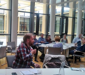 Bildunterschrift: Der Flensburger Klimaschutzmanager Eyke Bittner (Bildvordergrund) stand im regen Erfahrungsaustausch mit Vertretern von anderen „100% Klimaschutz-Masterplan-Kommunnen“. / Pressebild