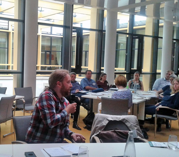 Bildunterschrift: Der Flensburger Klimaschutzmanager Eyke Bittner (Bildvordergrund) stand im regen Erfahrungsaustausch mit Vertretern von anderen „100% Klimaschutz-Masterplan-Kommunnen“. / Pressebild