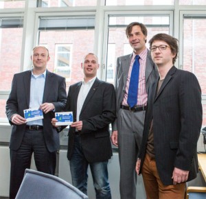 Bildunterschrift: Ricklef John (Methmann & Hansen Steuerberatungsgesellschaft mbH) und Sönke Petersen (Röhlk & Petersen GmbH & Co. KG) freuen sich gemeinsam mit Henning Brüggemann (Vorsitzender Klimapakt) und Till Fuder (Klimaschutzmanager) über die Auszeichnung mit dem Klimaschutzsiegel (v.l.n.r.). / Pressebild: Klimapakt Flensburg 