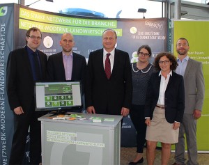 Bildtext: FORUMS-Vorsitzender Joachim Rukwied mit dem Bauerntags-Team des Forums Moderne Landwirtschaft. Quelle: FORUM