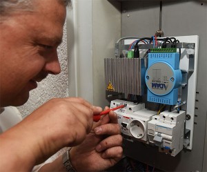 Durch den Einbau von Zusatzgeräten im Zählerschrank konnten Wärmestrom-Kunden am Modellversuch der EnBW teilnehmen. / Pressebild