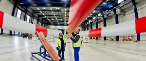 Mitarbeiter der Rotorblattproduktion in Lauchhammer bei der Inspektion eines Rotroblattes. / Pressebild: © Vestas