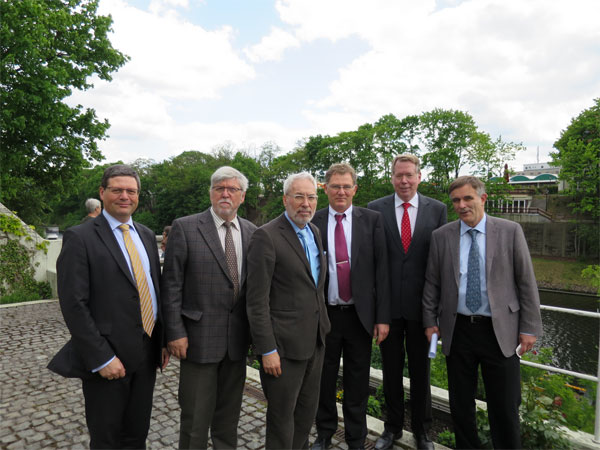Am 13.05.2015 traf sich der Beirat der Steel Pro Maschinenbau GmbH in Berlin. V.l.n.r: Stephan Voit (Beirat, RWE Effizienz GmbH), Ulrich Tuebner (Gesellschafter), Prof. Fritz Vahrenholt (Beirat, Deutsche Wildtierstiftung), Dr. Lorenz Voit (geschäftsführender Gesellschafter), Uwe Struck (Beirat), Prof. Günther Seliger (Beirat, TU Berlin)