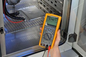 Wir simulieren extreme Umwelteinflüsse und Szenarien und testen Ihre Batterien bis an die Grenzen der Belastbarkeit und darüber hinaus / Pressebild: TUEV-SUED-Batterietestzentrum-Garching-Lithium-Ionen-Zelle-1