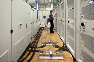 Prüfaufbau im TestLab Power Electronics des Fraunhofer ISE zur Prüfung mit PV-Generator-Simulator (rechts) und Prüfling (links). ©Fraunhofer ISE