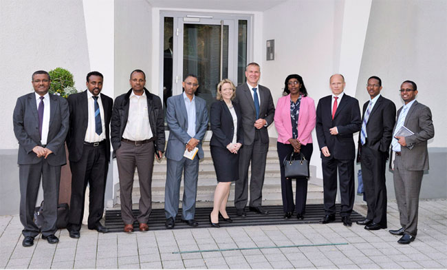 Besuch der äthiopischen Delegation um die Ministerin für Wissenschaft und Technologie, Demitu Hambisa (4. v. r.), bei Voith. Empfangen wurden die Gäste von Dr. Norbert Riedel (5. v. r.), Mitglied der Geschäftsführung Voith Hydro, weltweit verantwortlich für den Bereich Zentrale Technik, und der Geschäftsführung von Voith Hydro Heidenheim.