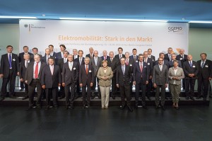 Bundeskanzlerin Angela Merkel (1. Reihe, Mitte), Bundeswirtschaftsminister Sigmar Gabriel (1. Reihe, 2.v.l.), Bundesverkehrsminister Alexander Dobrindt (1. Reihe, 2.v.r.), Bundesumweltministerin Barbara Hendricks (1. Reihe, 1.v.r.) und der Vorsitzende der Nationalen Plattform Elektromobilität Prof. Dr. Kagermann (1. Reihe, 4.v.l.) mit weiteren Akteuren der Konferenz sowie Vorstandsvorsitzenden verschiedener Unternehmen Zoom © GGemo/Deckbar
