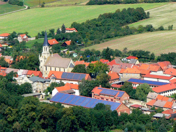 Untersuchungen in der Gemeinde Dardesheim zeigen, wie Windenergie auf Verteilnetze wirkt / Pressebild: Agentur für Erneuerbare Energien
