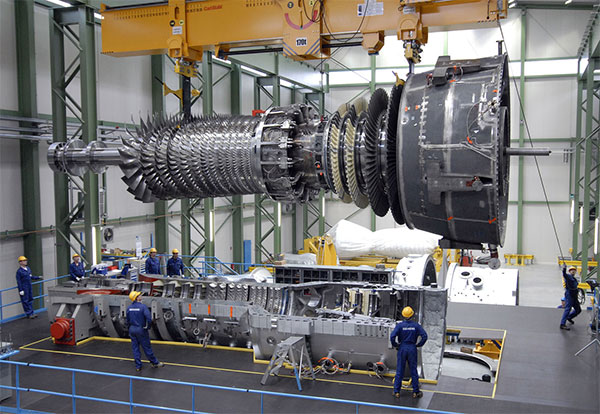 Gasturbinen-Montage: Wie man bei der Herstellung von XXL-Produkten knappe Flächen optimal nutzt, untersuchen Forscher derzeit am IPH. (Quelle: Siemens Gasturbinenwerk Berlin / Creative Commons CC BY 2.0)