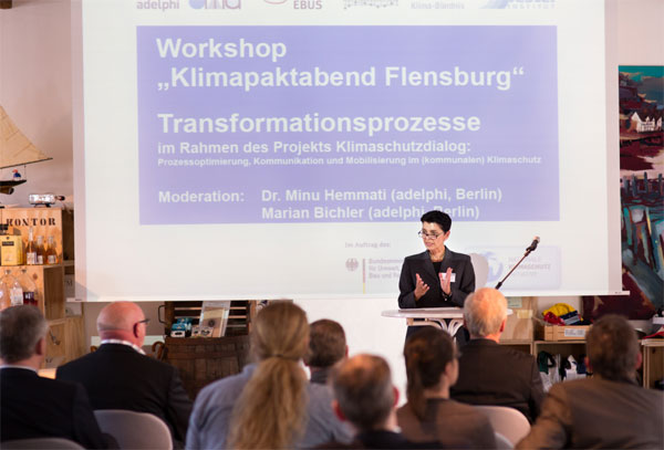 Die international erfahrene Fachmoderatorin Dr. Minu Hemmati (Institut adelphi, Berlin) lieferte auch interessante Einblicke zur Klimaschutzarbeit auf Bundesebene. / Foto:
