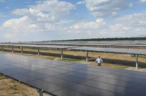 Mounted panels on single axis tracking system[1] / Pressebild: Delta Energy Systems (Germany) GmbH