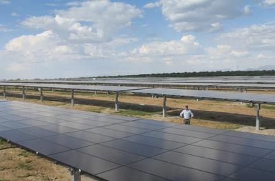 Mounted panels on single axis tracking system[1] / Pressebild: Delta Energy Systems (Germany) GmbH