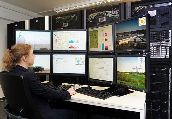 Die Projektleiterin demonstriert in der Leitwarte das Projekt Kombikraftwerk 2 (© Fraunhofer-Institut für Windenergie und Energiesystemtechnik IWES, Kassel).