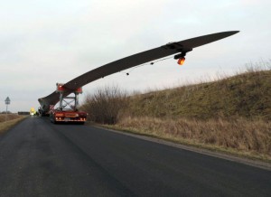 Überhang: rund 30 Meter über das Fahrzeugende steht das Windblatt über. Um diesen Überstand zu minimieren, verfügt der SMDEL 4-67 von NICOLAS über einen abgeflachten Schwanenhals, auf dem das vordere Ende des Rotorblattes aufliegt./ Pressebilder: