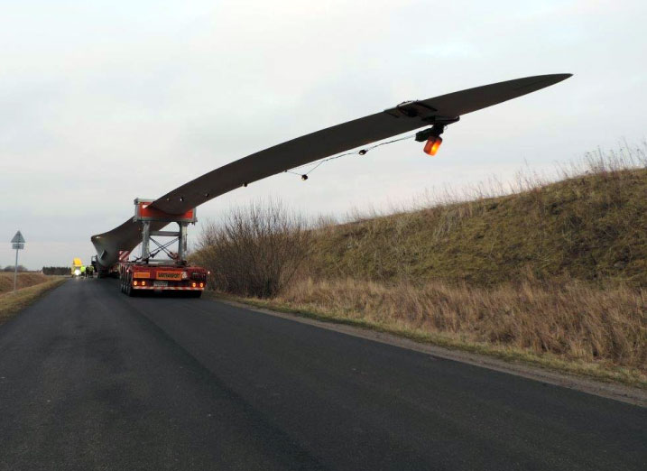 Überhang: rund 30 Meter über das Fahrzeugende steht das Windblatt über. Um diesen Überstand zu minimieren, verfügt der SMDEL 4-67 von NICOLAS über einen abgeflachten Schwanenhals, auf dem das vordere Ende des Rotorblattes aufliegt./ Pressebilder: