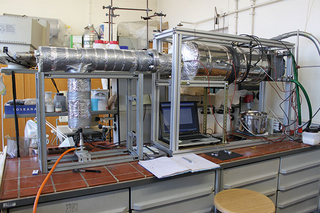 Im Labormaßstab liess sich das System mit 1,5 kg Zeolith befüllen (© TH Wildau).