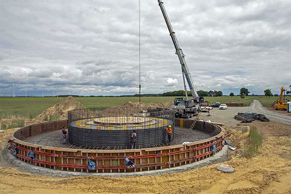 Im Windenergiepark „Duben-Süd“ werden diese Tage die Fundamente für neun Windenergieanlagen des Typs GE 2.75 von General Electric gegossen. / Pressebild: UKA Umweltgerechte Kraftanlagen GmbH & Co. KG
