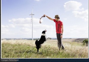 © Jürgen PletterbauerAm internationalen „Tag des Windes“ startet Florian mit seinem Hund Caja und seinem E-Bike seine fast 300 Kilometer lange Reise auf den Spuren der Windenergie quer durch Niederösterreich und das Burgenland. / Pressebild: IG Windkraft