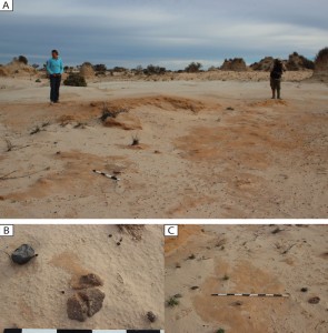 A. Feuerstelle aus gebrannten Sedimenten in der "roten Lünette" (Uferdüne), B. Wärmespeicher aus Lehm, C. Detailansicht einer Feuerstelle aus gebrannten Sedimenten. / William Truscott, La Trobe University