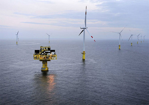 Windmühlen und Umspannplattform des ersten kommerziellen Windparks in der Ostsee EnBW Baltic 1 / © 50Hertz Transmission GmbH
