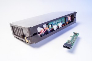 E-Fahrzeug-Batteriemodul mit hoher Energiedichte und kostenoptimierter Monitoring-Elektronik, entwickelt vom Fraunhofer IISB mit Dräxlmaier (Deutschland), Panasonic (Japan) und IFEVS (Italien). © Fraunhofer IISB