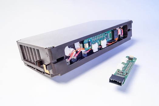 E-Fahrzeug-Batteriemodul mit hoher Energiedichte und kostenoptimierter Monitoring-Elektronik, entwickelt vom Fraunhofer IISB mit Dräxlmaier (Deutschland), Panasonic (Japan) und IFEVS (Italien). © Fraunhofer IISB