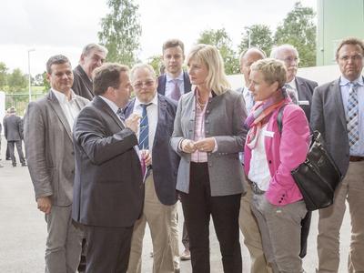 Prominenter Rundgang: Gemeinsam mit der Bayerischen Staatsministerin für Umwelt und Verbraucherschutz, Ulrike Scharf (Mitte), ließen sich zahlreiche Vertreter der lokalen und überregionalen Politik während Führungen durch die neue Bioabfallvergärungsanlage deren Funktion und Wirkungsgrade näher erläutern (Foto: REHAU)
