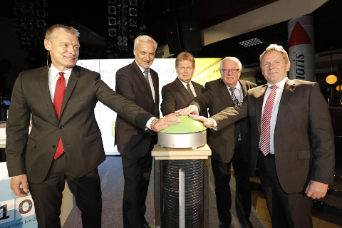 Nahmen die Power to Gas-Anlage heute offiziell in Betrieb: Dr. Heinrich Dornbusch, Vorsitzender Geschäftsführer der Landesinitiative KlimaExpo.NRW, NRW-Wirtschaftsminister Garrelt Duin, Dr. Arndt Neuhaus, Vorstandsvorsitzender der RWE Deutschland, Heinz Steingröver, Bürgermeister der Stadt Ibbenbüren und Dr. Joachim Schneider, Technikvorstand der RWE Deutschland (v.l.n.r.)
