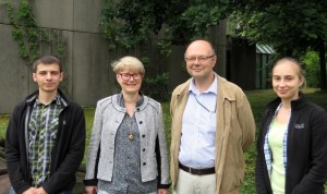 Das Bayreuther Forschungsteam: Prof. Dr. Natalia Dubrovinskaia und Prof. Dr. Leonid Dubrovinsky (Mitte) mit den Nachwuchswissenschaftlern Dr. Maxim Bykov (li.) und Dr. Elena Bykova (re.).