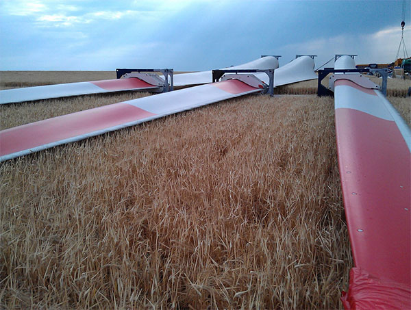 62 Meter lang, 13,4 Tonnen schwer und gezackt. Die „Hinterkantenkämme“ an den Rotorblättern reduzieren die Flügelgeräusche der Windräder. / Pressebild: juwi