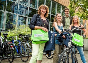 Petra Winks und Sabine Matern (1. und 4. v.l., dreimalige Kampagnenteilnehmer der Firma Haus Regenbogen) sowie Alexandra Schütte (2. v.l., Radverkehrsplanerin) und Henning Brüggemann (Klimapakt-Vorsitzender) geben den Startschuss für die Radelkampagne 2015.