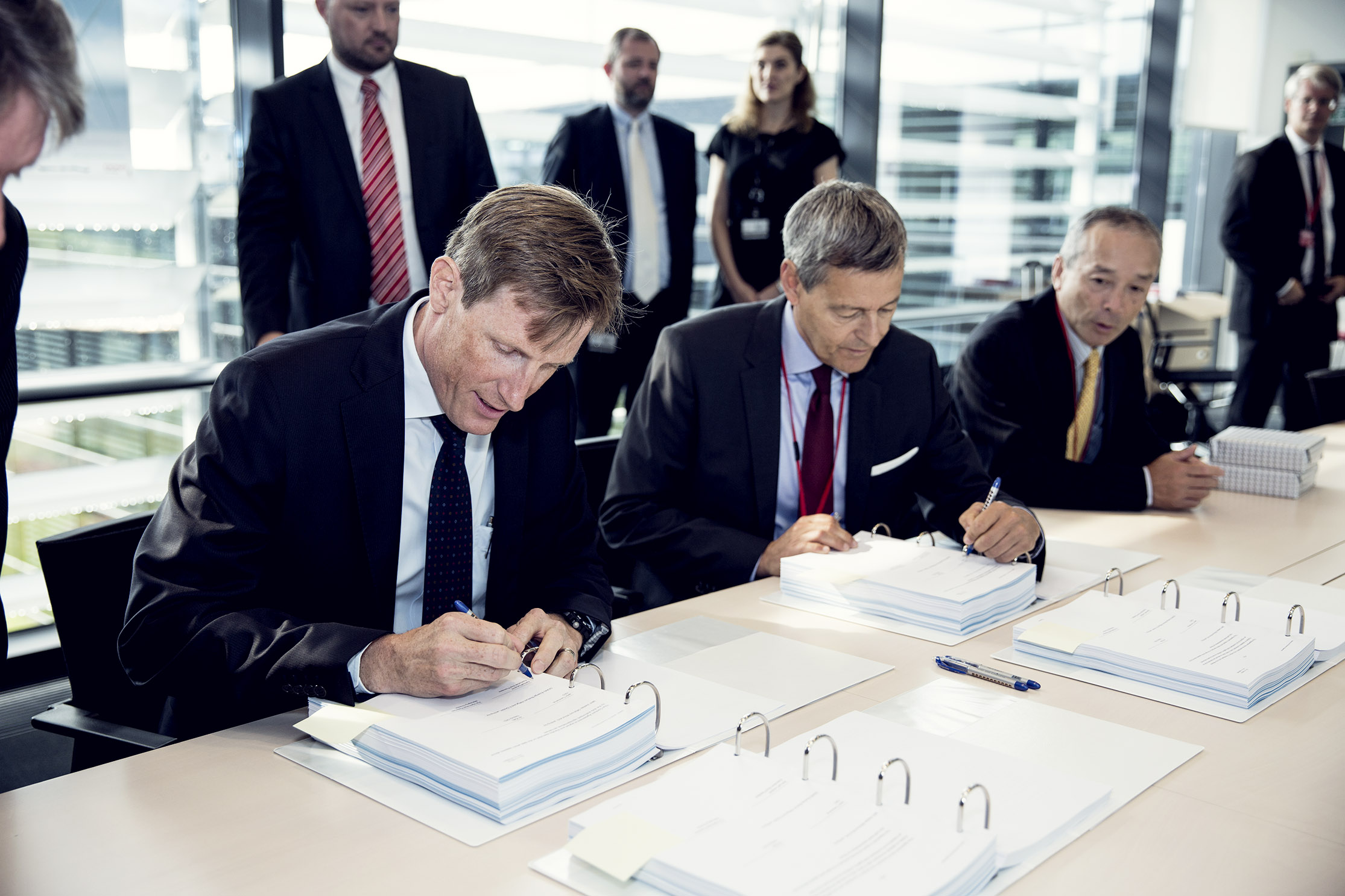 (v.l.n.r.) Samuel Leupold, DONG Energy, Jens Tommerup, CEO MHI Vestas, Jin Kato, Co-CEO MHI Vestas / Pressebild