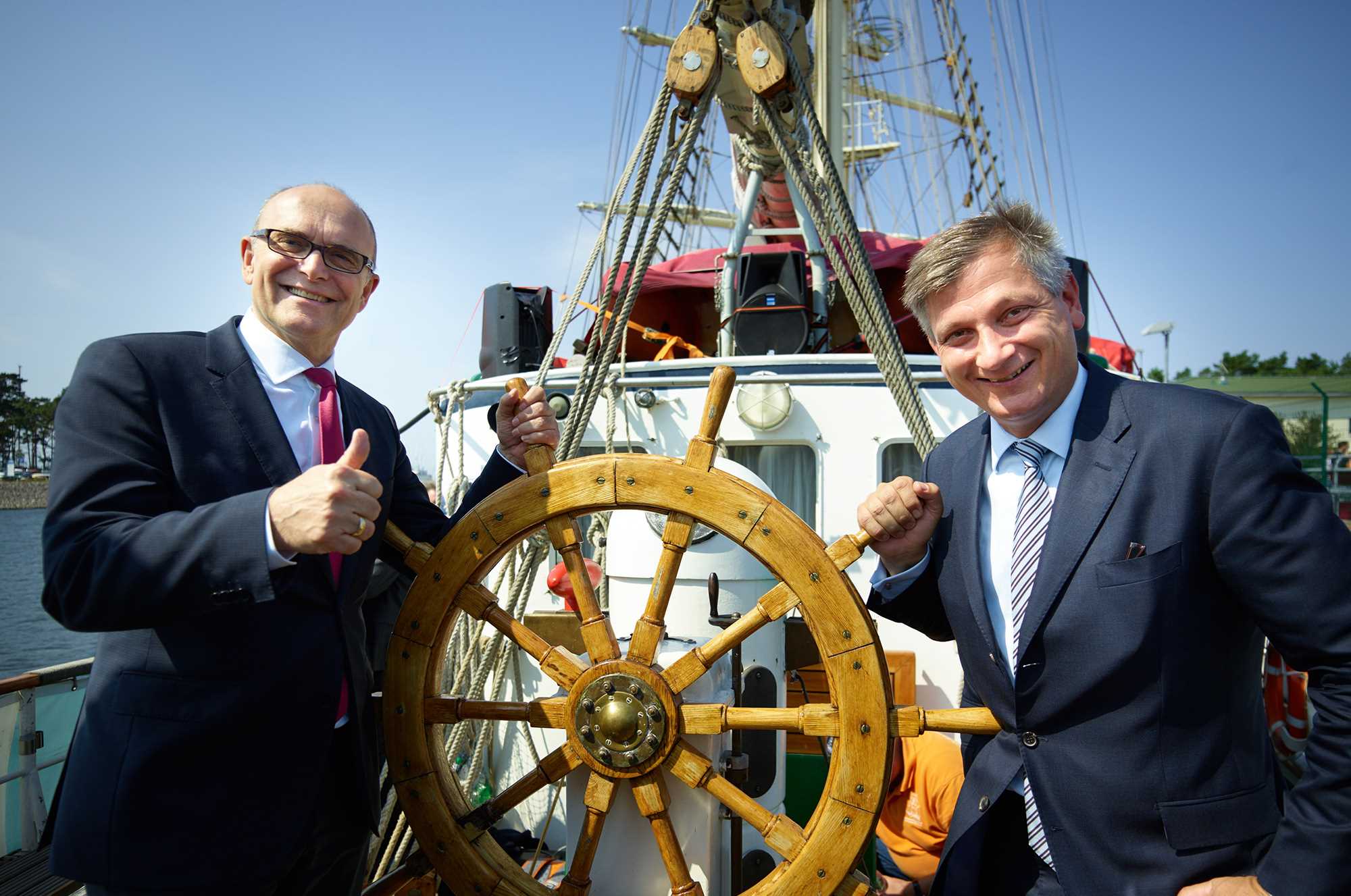 50Hertz begeht heute im Beisein des Ministerpräsidenten des Landes Mecklenburg-Vorpommern, Erwin Sellering, und 80 Gästen aus Politik, Verwaltung, Wirtschaft und Medien den feierlichen Baustart für das Offshore-Kabelprojekt Ostwind 1 / Pressebild