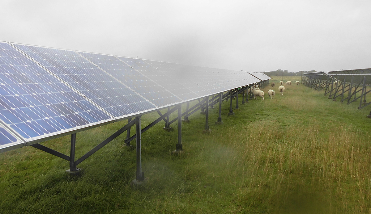 Sanierung der ältesten PV-Anlage Deutschlands auf Pellworm / Pressebild: MaxSolar