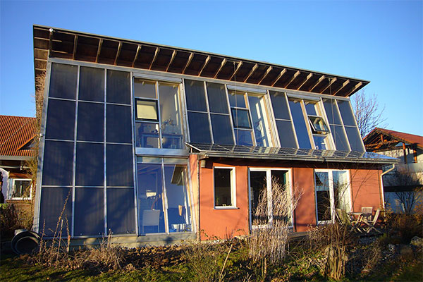 »SolarAktivHäuser« heizen hauptsächlich mit Sonnenwärme. Forscher haben wissenschaftlich untersucht, wie sich deren Energiekonzept weiter optimieren lässt. © Fraunhofer ISE