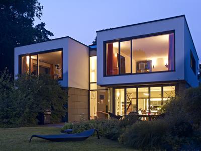 Der Entwurf ist geprägt von dem Bauherrenwunsch, das Gebäude zur Seeseite maximal zu öffnen. Dazu tragen die großflächigen Schüco Fenster- und Fassadensysteme mit filigranen Profilansichten bei / Bildnachweis: Schüco International KG