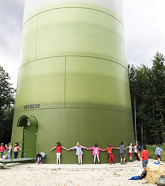 Ein Windpark ganz in Kinderhand – das war das Motto für einen Besuch zweier Schulklassen der Grundschule Prüfening aus Regensburg im Windpark Brenntenberg, Markt Beratzhausen. / Pressebild