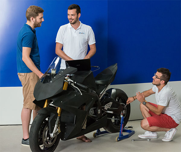 Christian Sander (li.) Lukas Wheldon und Cumhur Öztürk (re.) mit dem Elektromotorrad "T0RR" / Fotograf: Benz, Uli / TUM