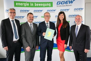 Die Führungsgruppe der GGEW AG bei der Bilanz-Pressekonferenz: Carsten Hoffmann, kaufmännischer Bereichsleiter und Prokurist GGEW AG; Uwe Sänger, technischer Bereichsleiter und Prokurist GGEW AG; Dr. Peter Müller, Vorstand GGEW AG; Susanne Schäfer, Bereichsleiterin Kommunikation GGEW AG; Rainer Babylon, Bereichsleiter Vertrieb/Marketing und Prokurist GGEW AG (v.l.) Foto: Marc Fippel