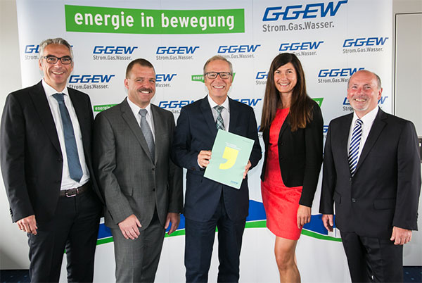 Die Führungsgruppe der GGEW AG bei der Bilanz-Pressekonferenz: Carsten Hoffmann, kaufmännischer Bereichsleiter und Prokurist GGEW AG; Uwe Sänger, technischer Bereichsleiter und Prokurist GGEW AG; Dr. Peter Müller, Vorstand GGEW AG; Susanne Schäfer, Bereichsleiterin Kommunikation GGEW AG; Rainer Babylon, Bereichsleiter Vertrieb/Marketing und Prokurist GGEW AG (v.l.) Foto: Marc Fippel