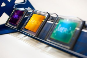 Merck stellt innovative Materialien für Solarzellen her livion™-Elektrolyte erhöhen die Leistung und Haltbarkeit in FSZ-Anwendungen (Farbstoffsensibilisierte Solarzellen). Merck stellt innovative, benutzerfreundliche Materialien und Elektrolyte für die Solarzelle der jetzigen und nächsten Generationen bereit. 