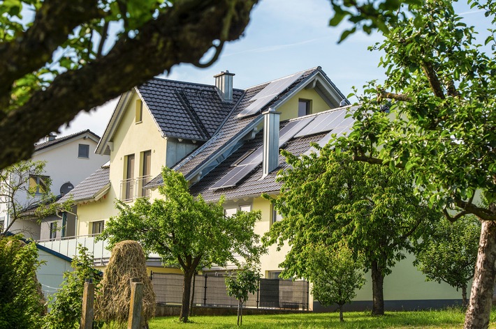 Auf dem Vormarsch: Solaranlage zum Mieten - den eigenen Strom selbst produzieren. Die MEP Miet-Solaranlage ist bundesweit schon bei weit über 1000 Häusern im Einsatz. / Quellenangabe: "obs/MEP Werke"