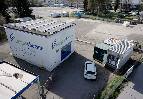 Die ch-Solar AG, Schweizer Fachpartner des Photovoltaik-Systemhauses IBC SOLAR, hat für die Erdgas Obersee AG ein Photovoltaiksystem für eine Power-to-Gas-Pilotanlage installiert. Mithilfe des Solarstroms wird erneuerbares Methan als Treib- oder Brennstoff produziert.