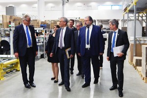 Beim Rundgang durch das Global Distribution Center von Rittal in Haiger gab Unternehmer Friedhelm Loh (l.) dem hessischen Wirtschaftsminister Al-Wazir (3.v.l.) einen Einblick in die Hochleistungslogistik für die Auslieferung von Schaltschränken und Systemkomponenten in die ganze Welt. Begleitet wurde er von Haigers Bürgermeister Mario Schramm (5.v.l.), dem Architekten Jens Freischlad (4.v.l.) und aus dem Bereich Logistik von Rittal Andreas Nögel (r.) und Robert Fenner (2.v.r.).
