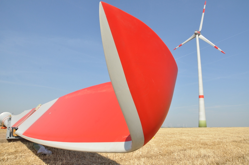 Rund 50 Meter lang ist jedes der drei Rotorblätter. Zusammen überstreichen sie eine Fläche von mehr als 8.000 Quadratmetern und wandeln dabei die Energie des Windes in klimafreundlichen Strom um.