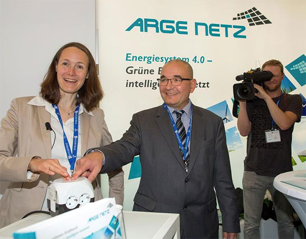 Einen Schritt voraus - Energie 4.0 made in Schleswig-Holstein: Staatssekretärin Dr. Ingrid Nestle und Dr. Martin Grundmann geben Startschuss für das Erneuerbare Kraftwerk Foto: Auf dem „Neujahrsempfang der Erneuerbaren“ am 17. September 2015 am Messestand der ARGE Netz auf der Husum Wind. Fotograf: Andreas Birresborn